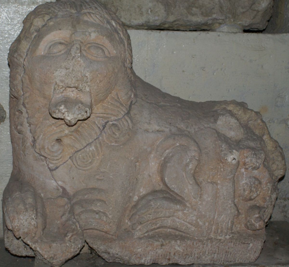 Leu funerar adosat