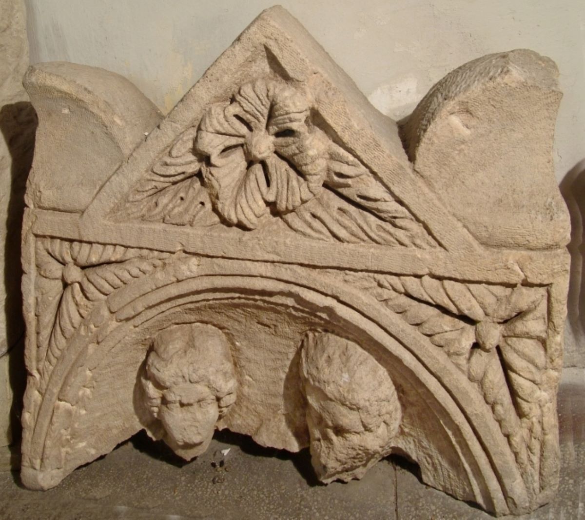 Stelă funerară iconică, arhitectonică