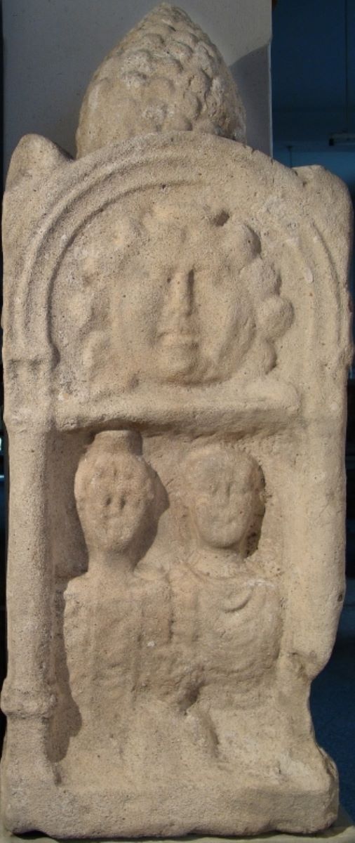 Altar funerar în formă de aedicula