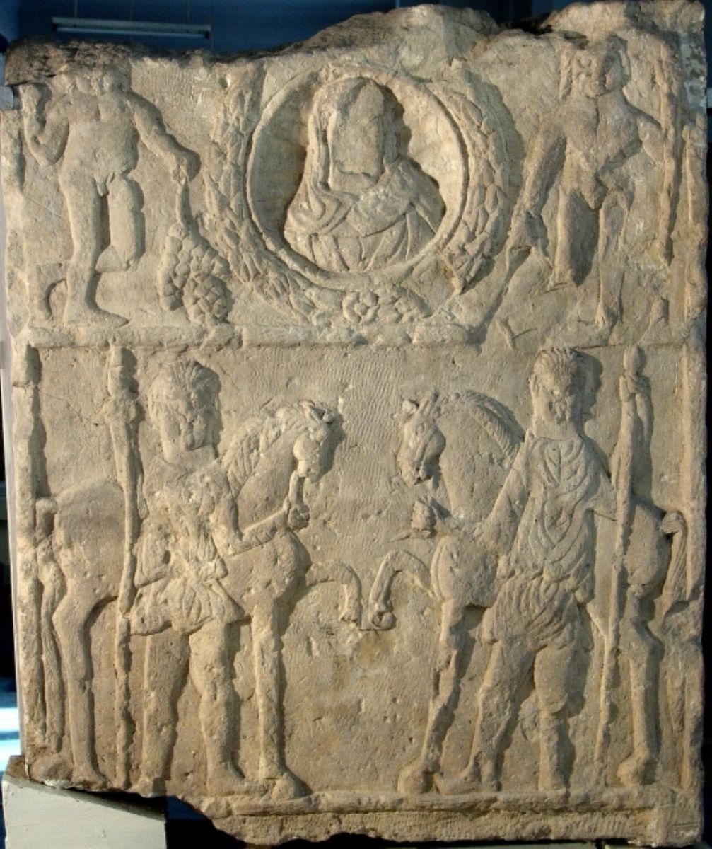 Stelă funerară iconică, anarhitectonică