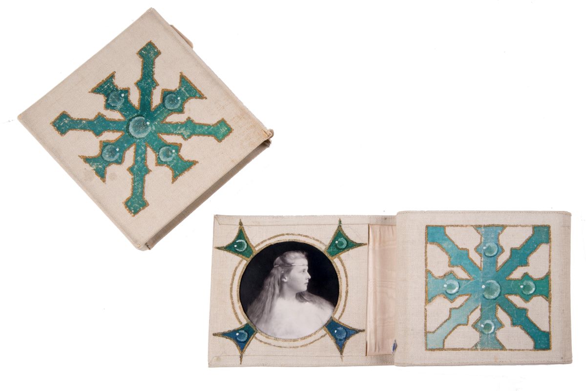 Album pliant cu fotografiile principesei Elisabeta a României