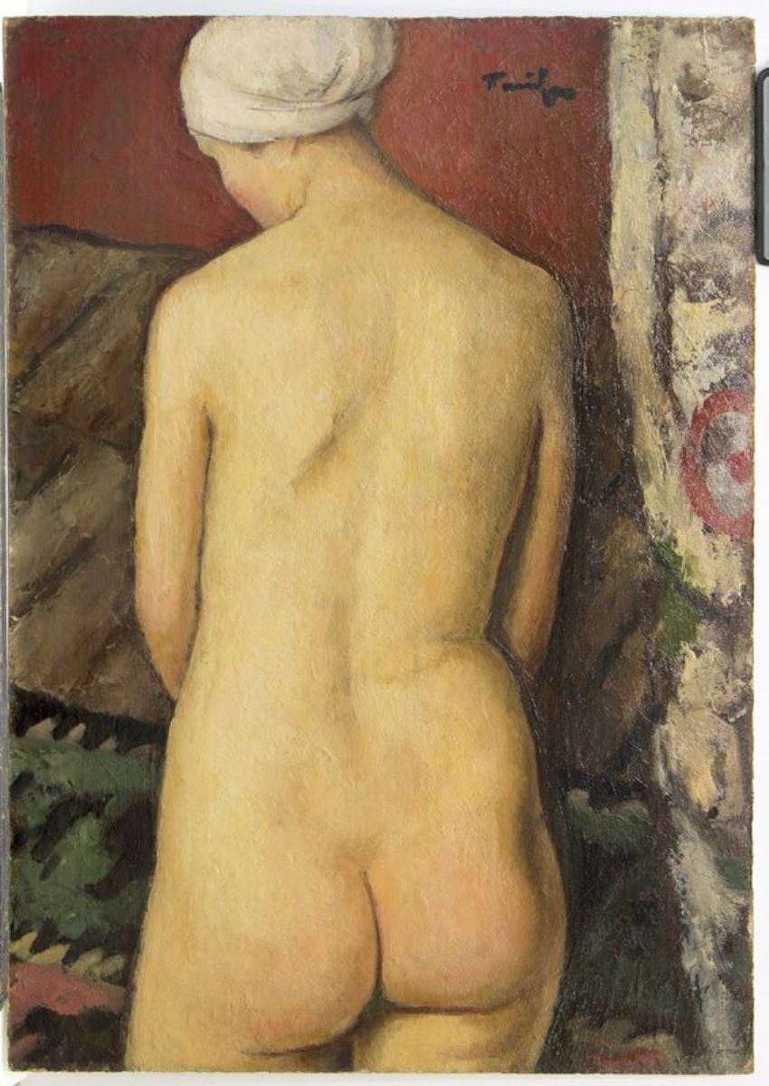 Nud văzut din spate
