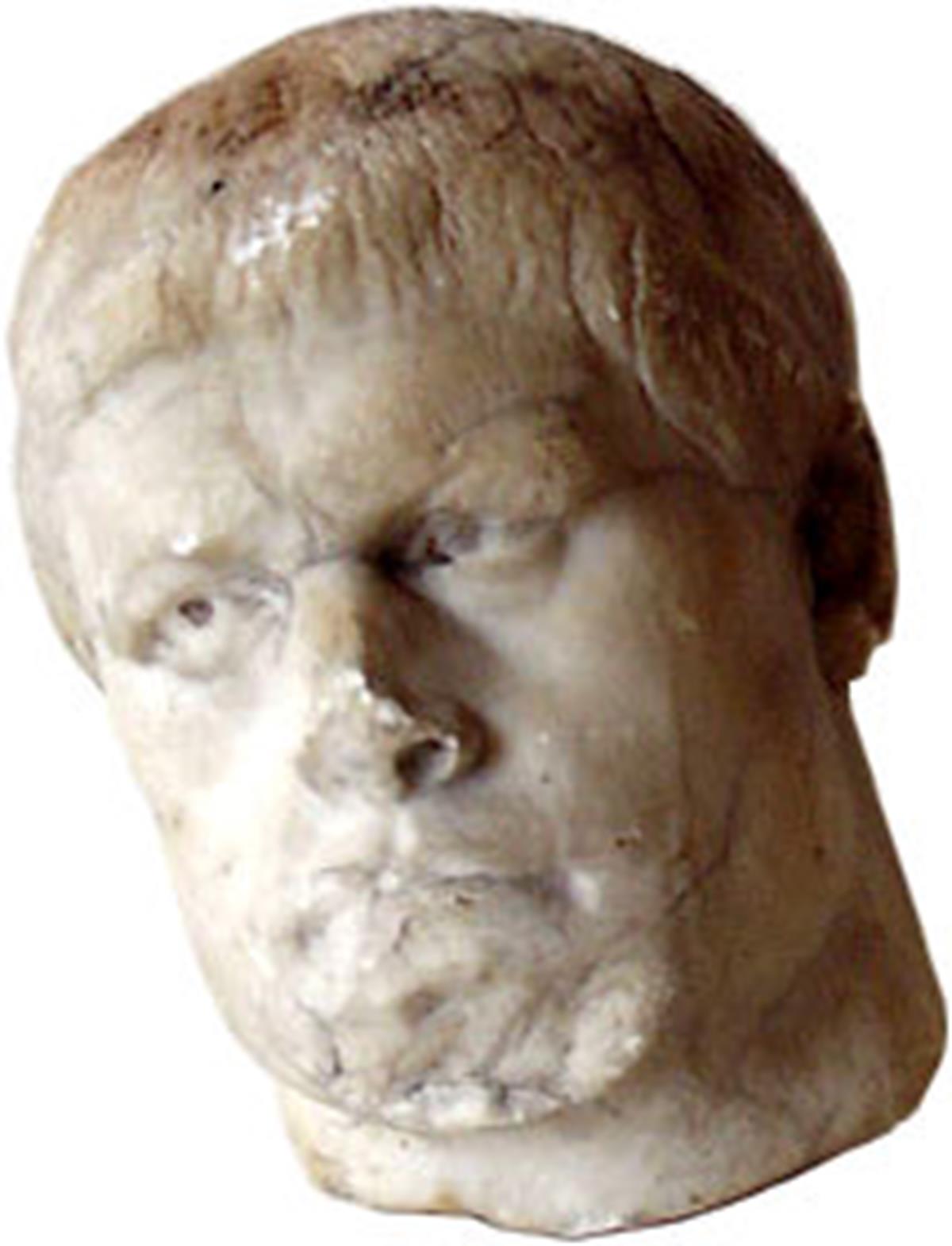 Statuie antropomorfă din marmură