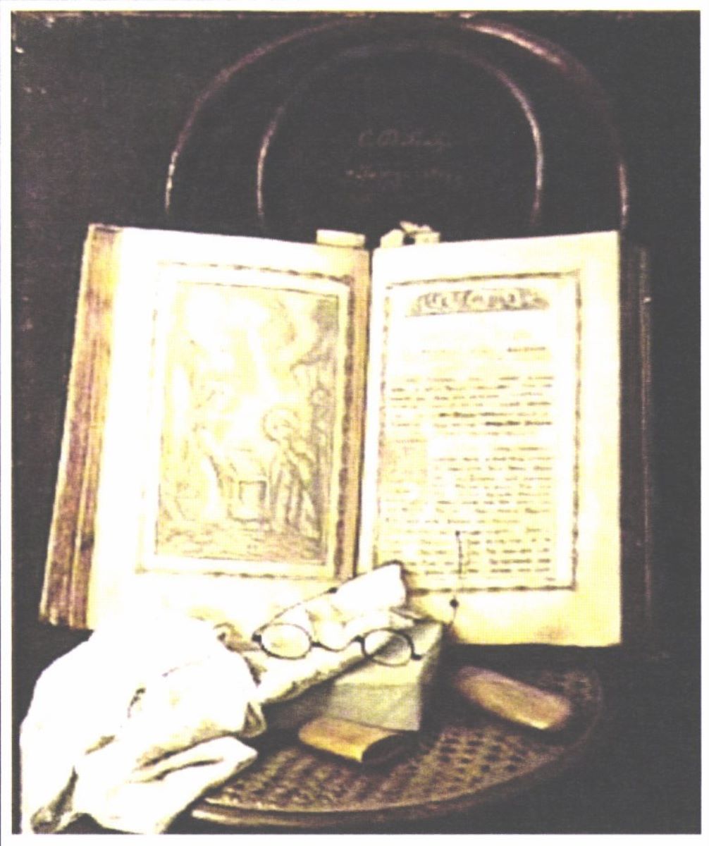 Carte, ochelari și batistă