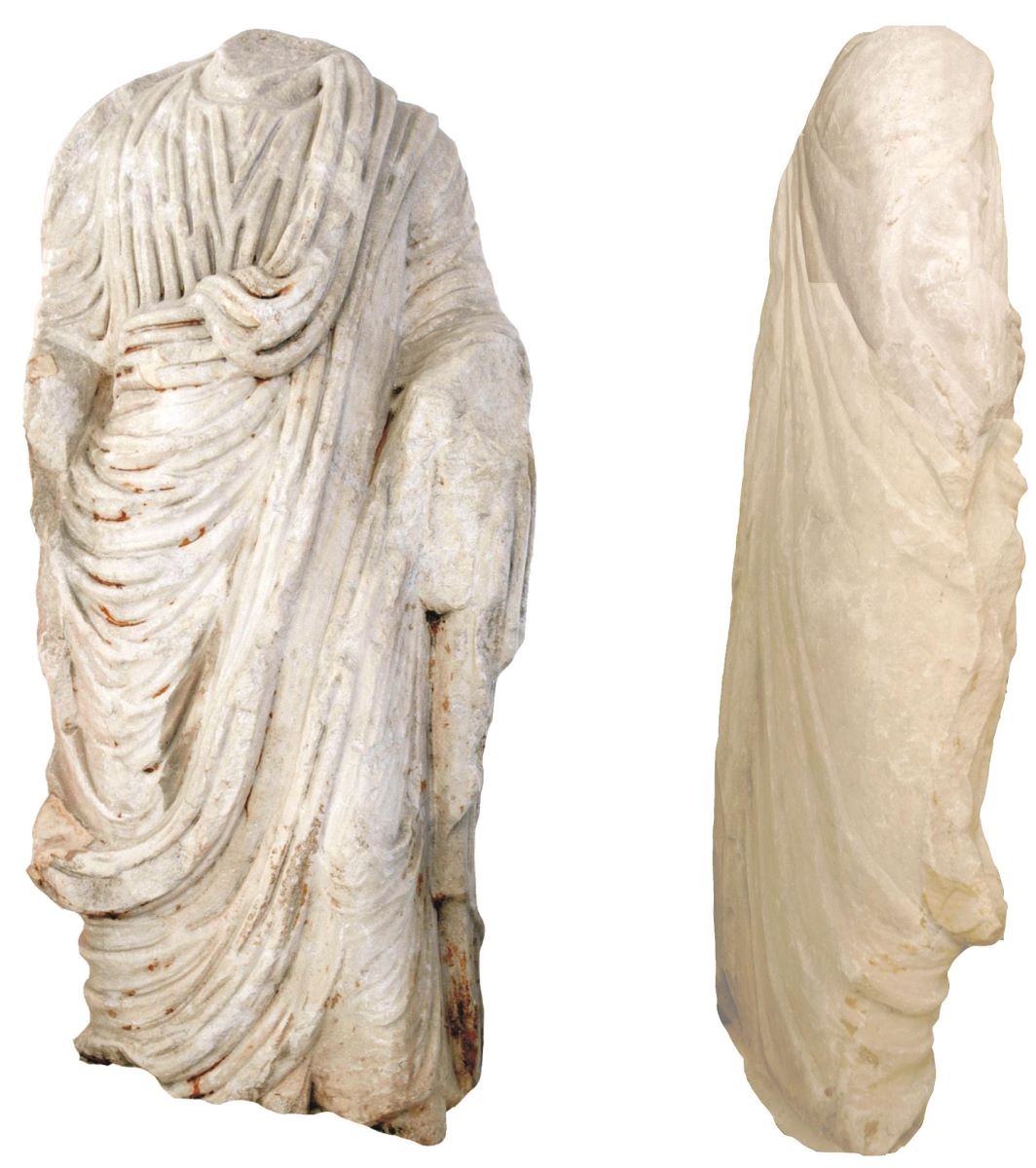 Statuie bărbat drapat