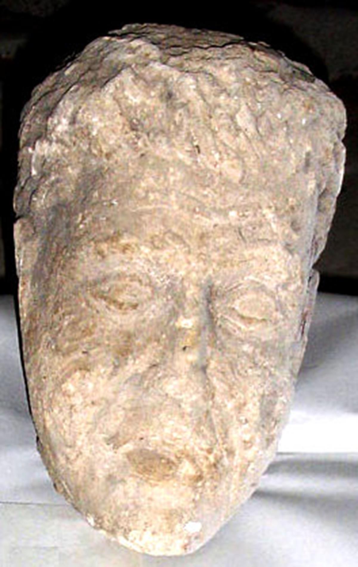 Cap de statuie masculină