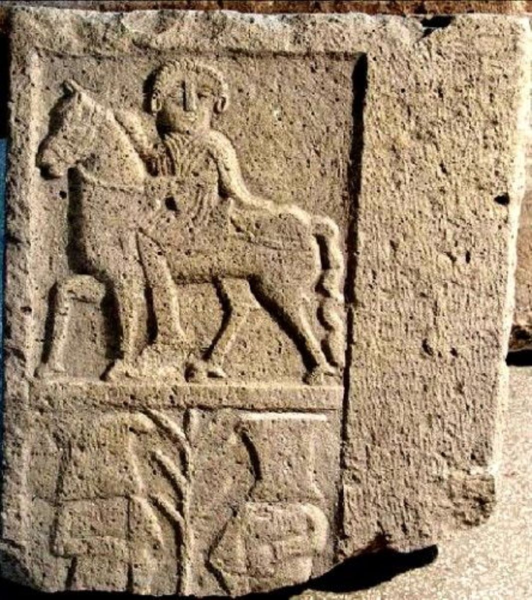 Perete lateral drept de aedicula funerară