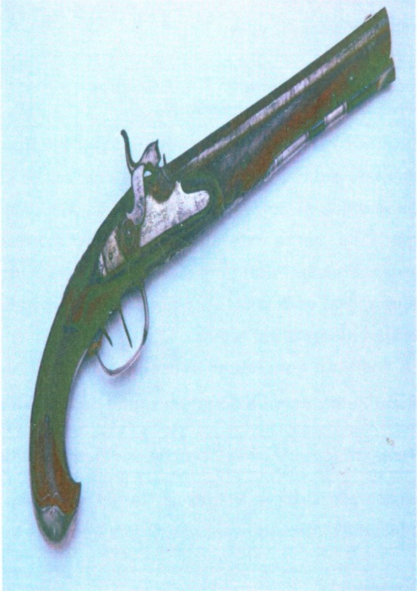 pistol cu capse