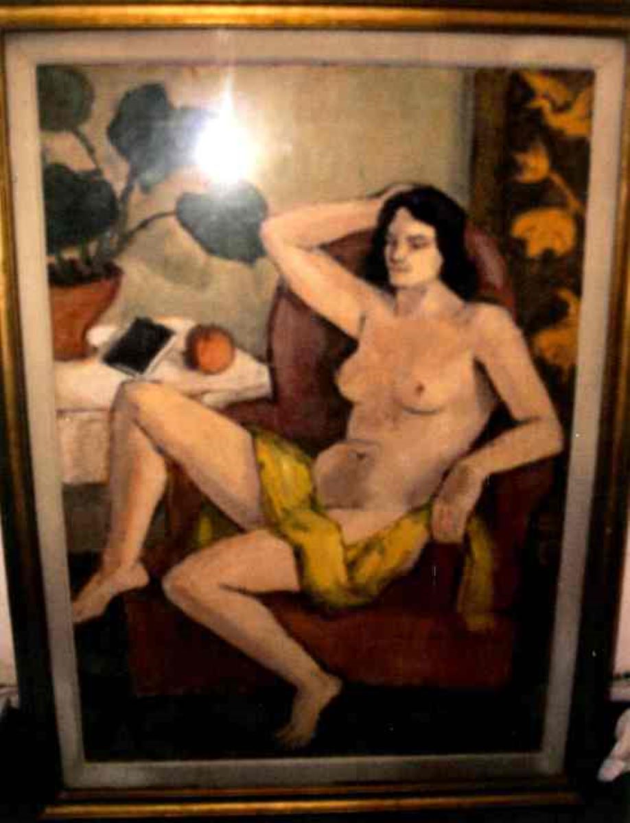 Nud cu eșarfă galbenă