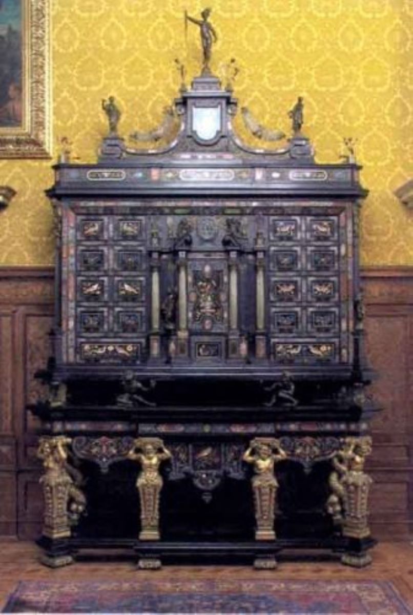 Cabinet monumental