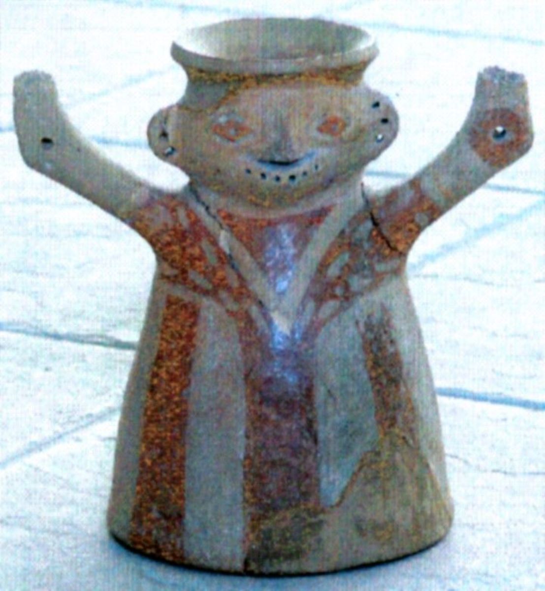 statuetă antropomorfă cu vas pe cap