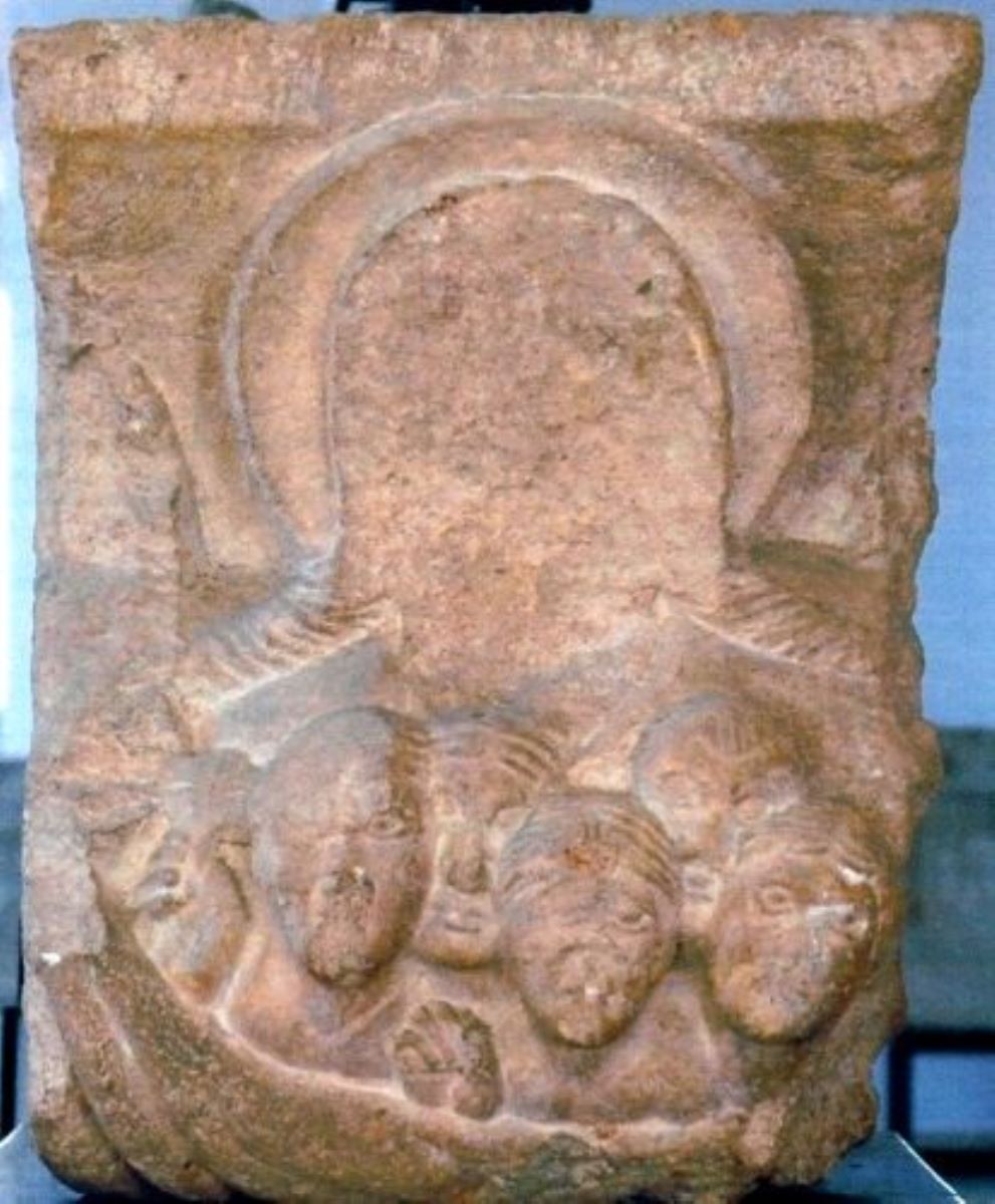 Capitel romanic decorat cu imaginea figurativă a „sânului lui Avraam”