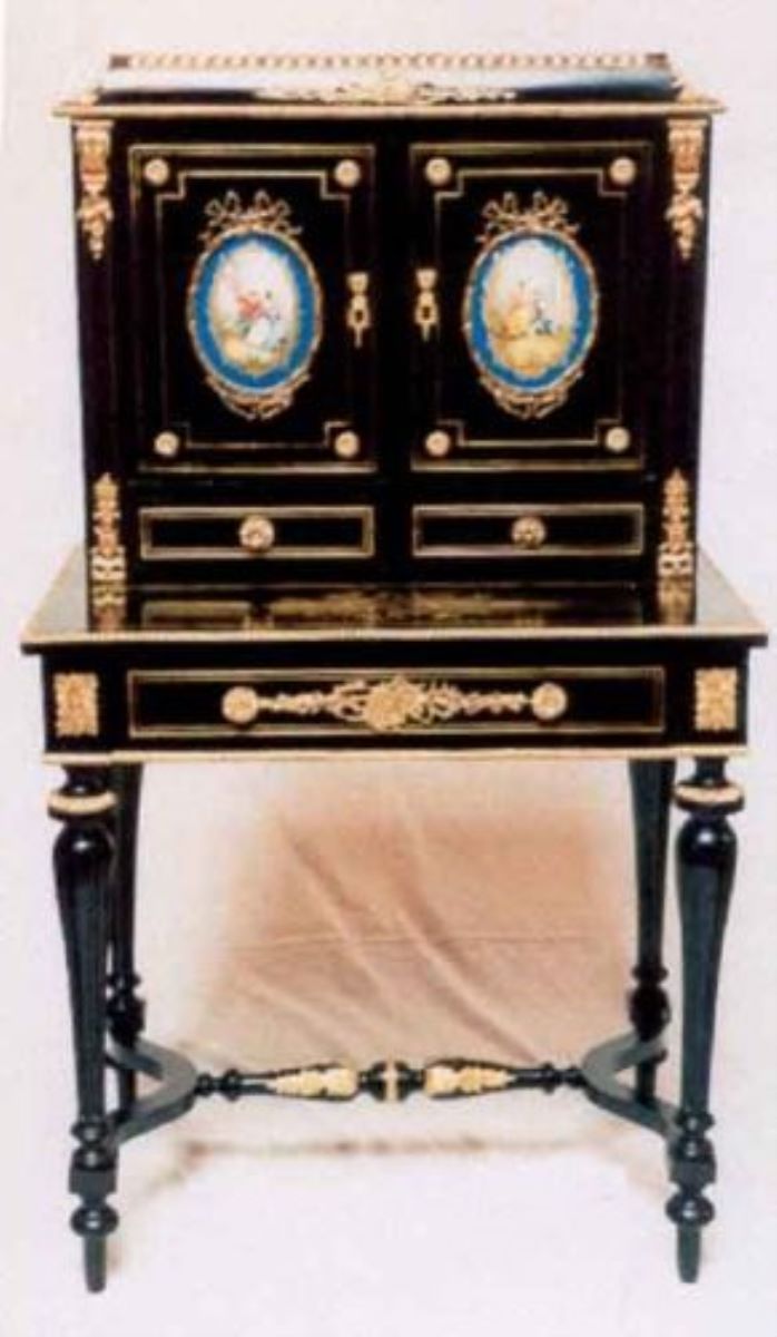 cabinet cu medalioane din porțelan