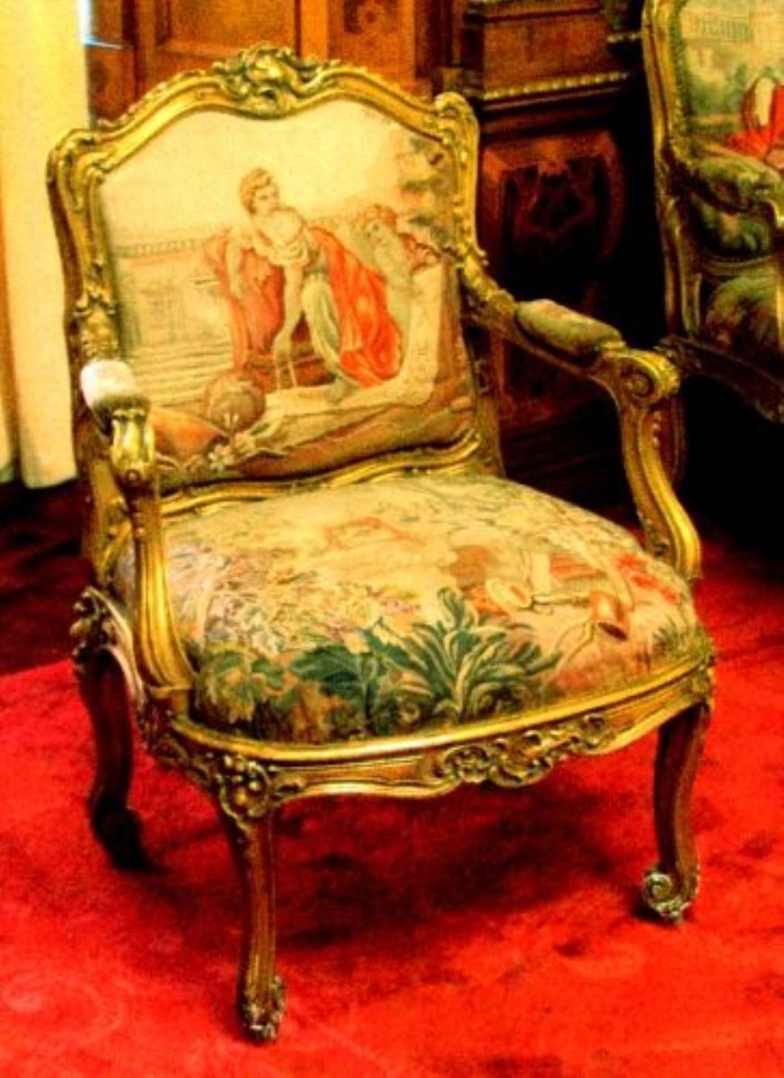 Fotoliu cu picioare curbate în interior