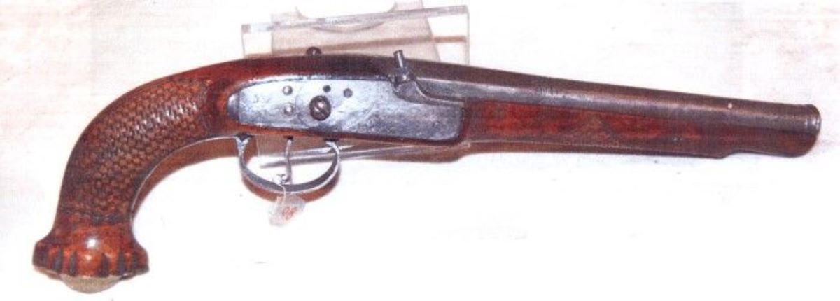 pistol cu capse