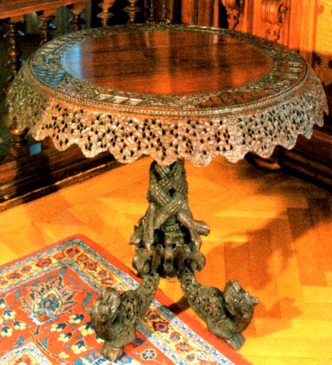 masă mare circulară