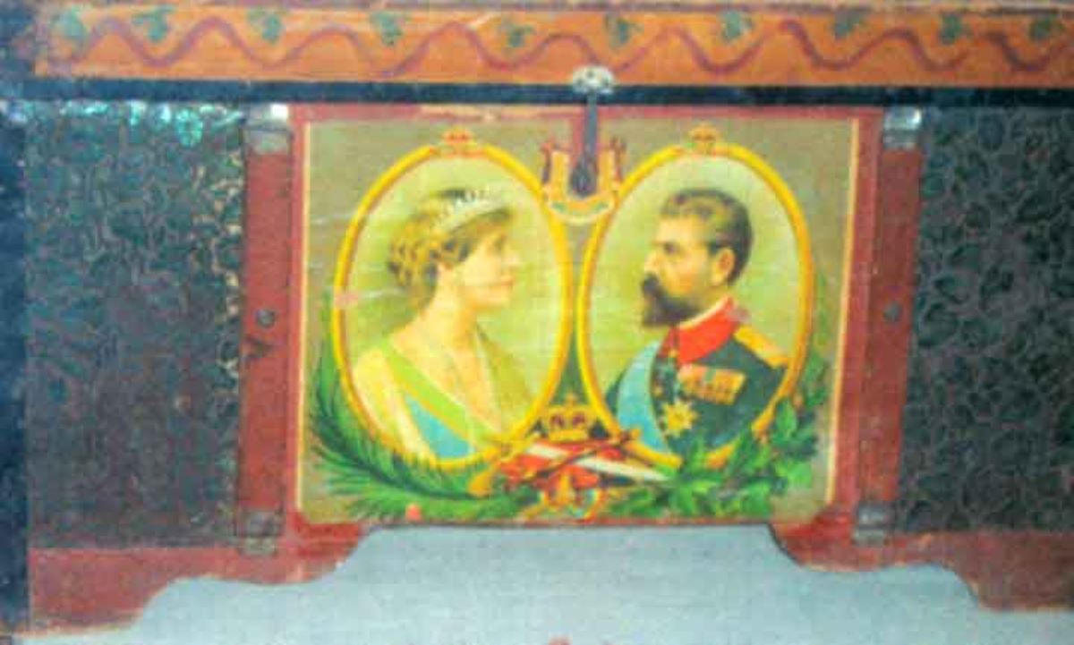 ladă de zestre cu portretele regelui Ferdinand și reginei Maria