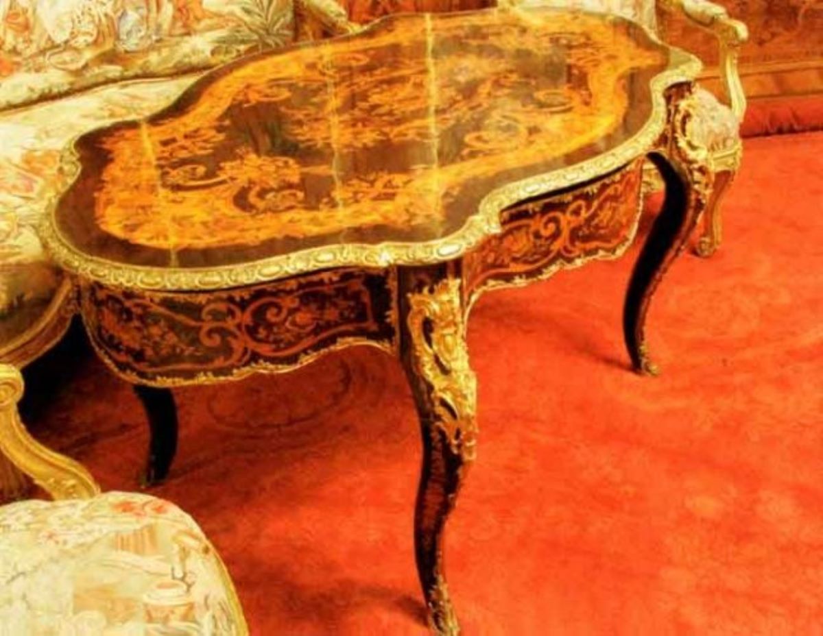 Masă de salon cu blatul oval
