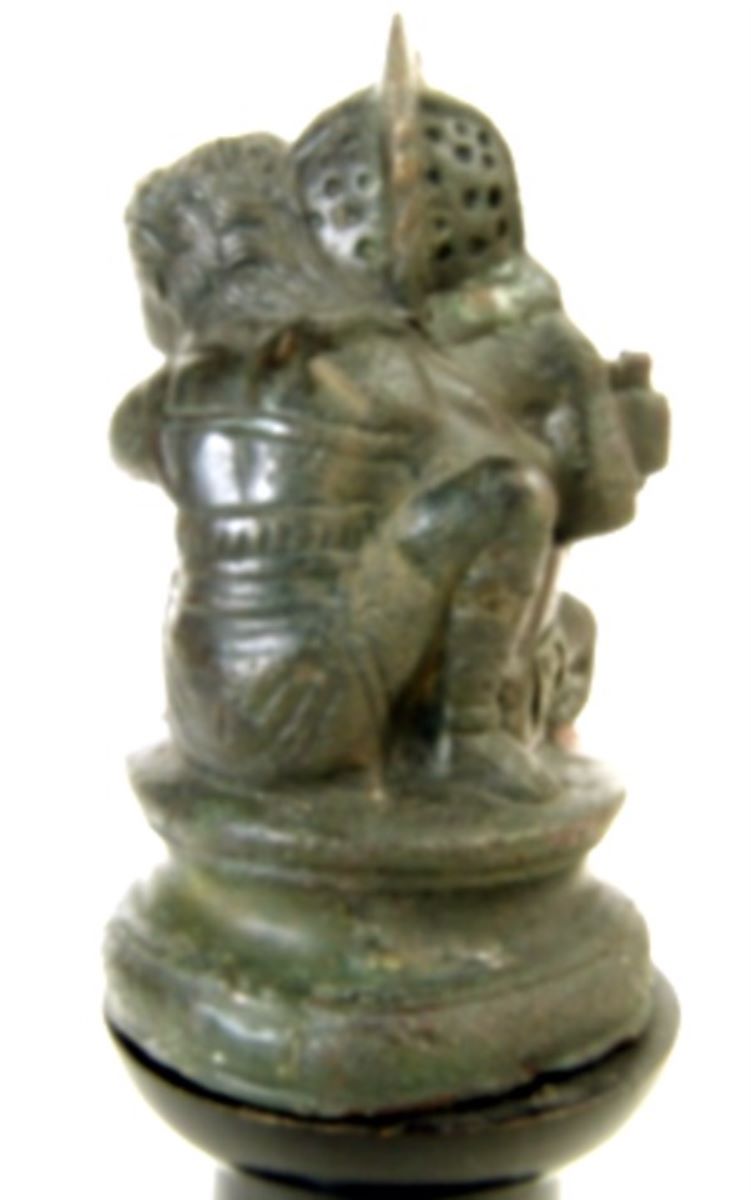 Ornament de mobilier cu lupta dintre doi gladiatori