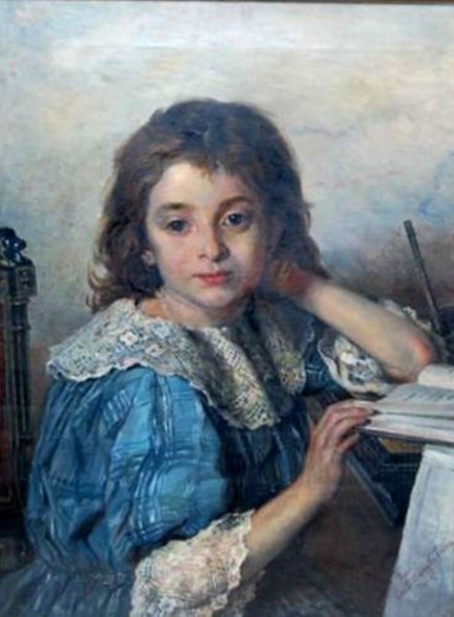 Fetiță studiind