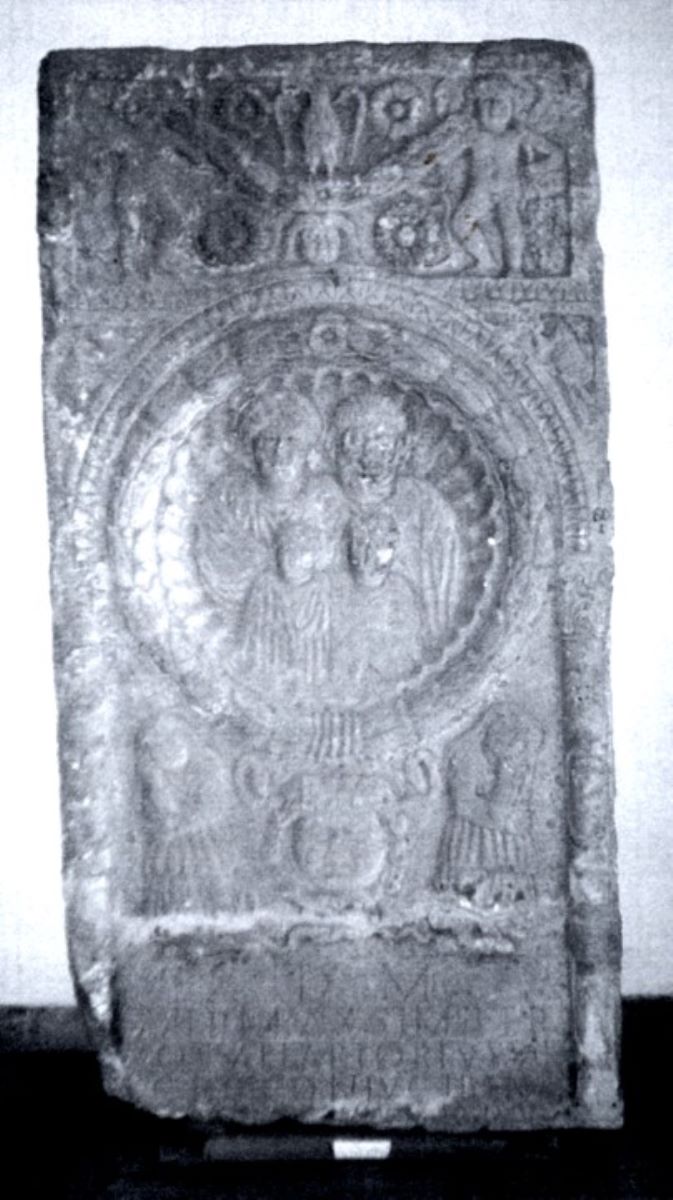 Stelă funerară cu decor în medalion și registre decorative
