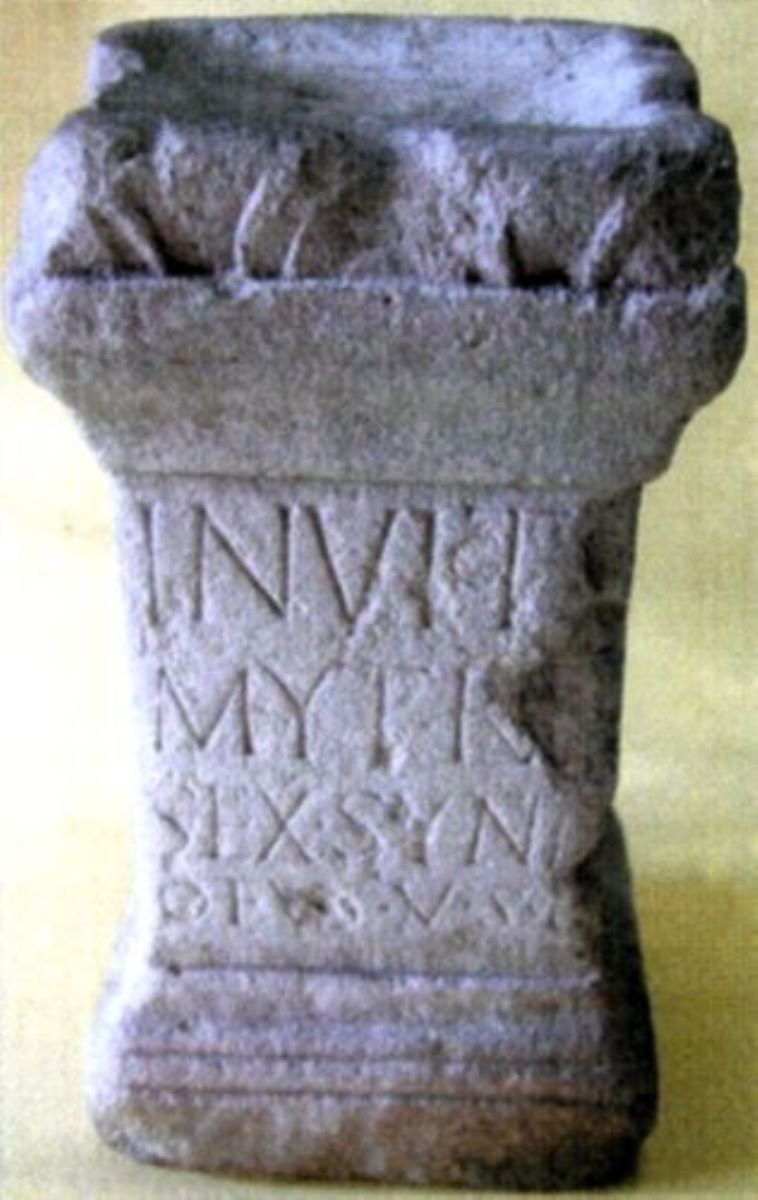Altar cu inscripție