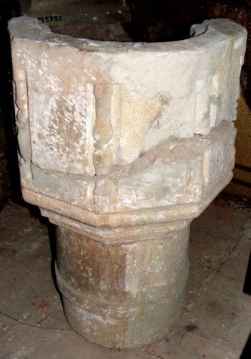 cristelniță în formă de cupă cu picior