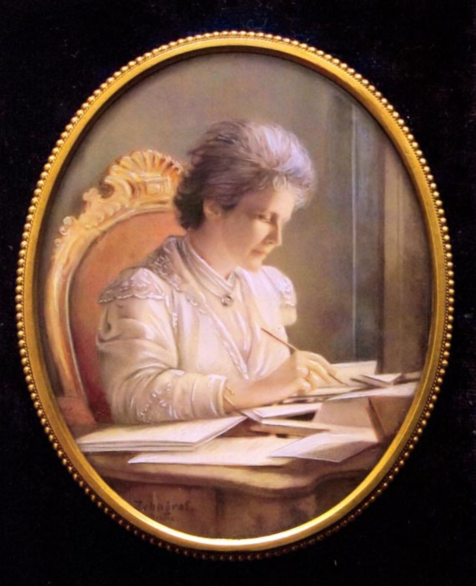 Regina Elisabeta a României la masa de lucru