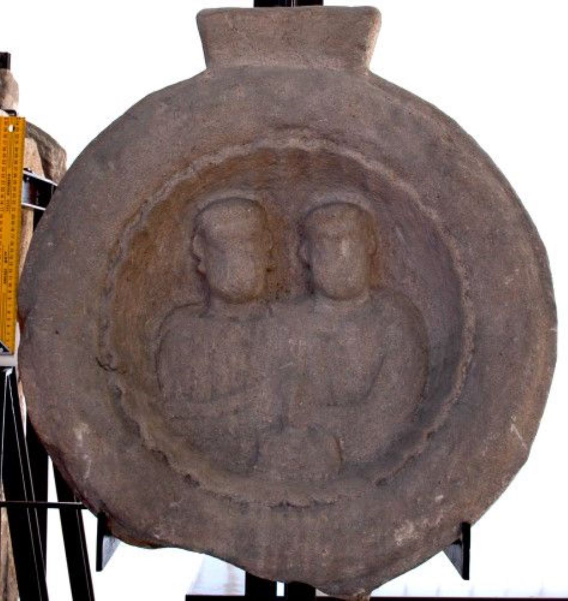 Medalion funerar cu reprezentarea decedaților
