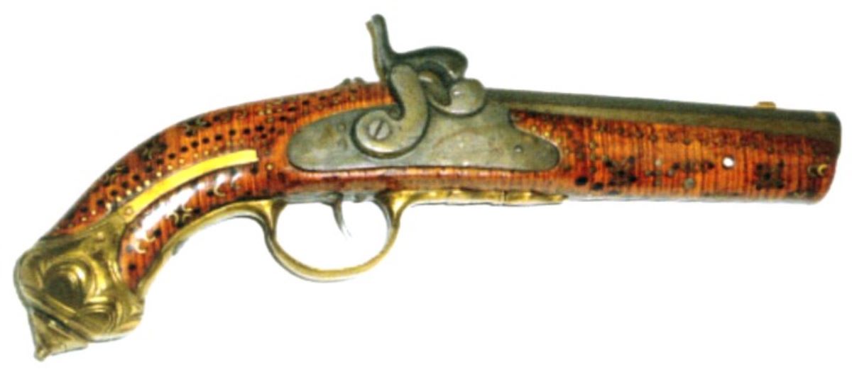 pistol cu capse