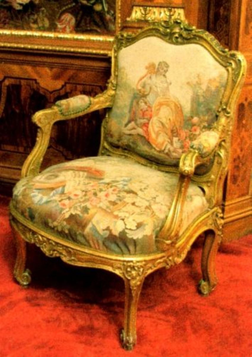 Fotoliu cu picioare curbate în interior