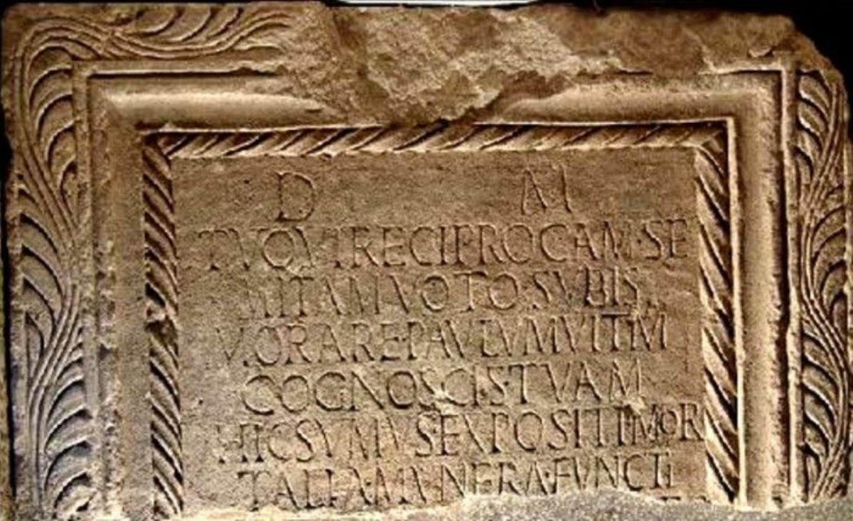 Altar funerar refolosit
