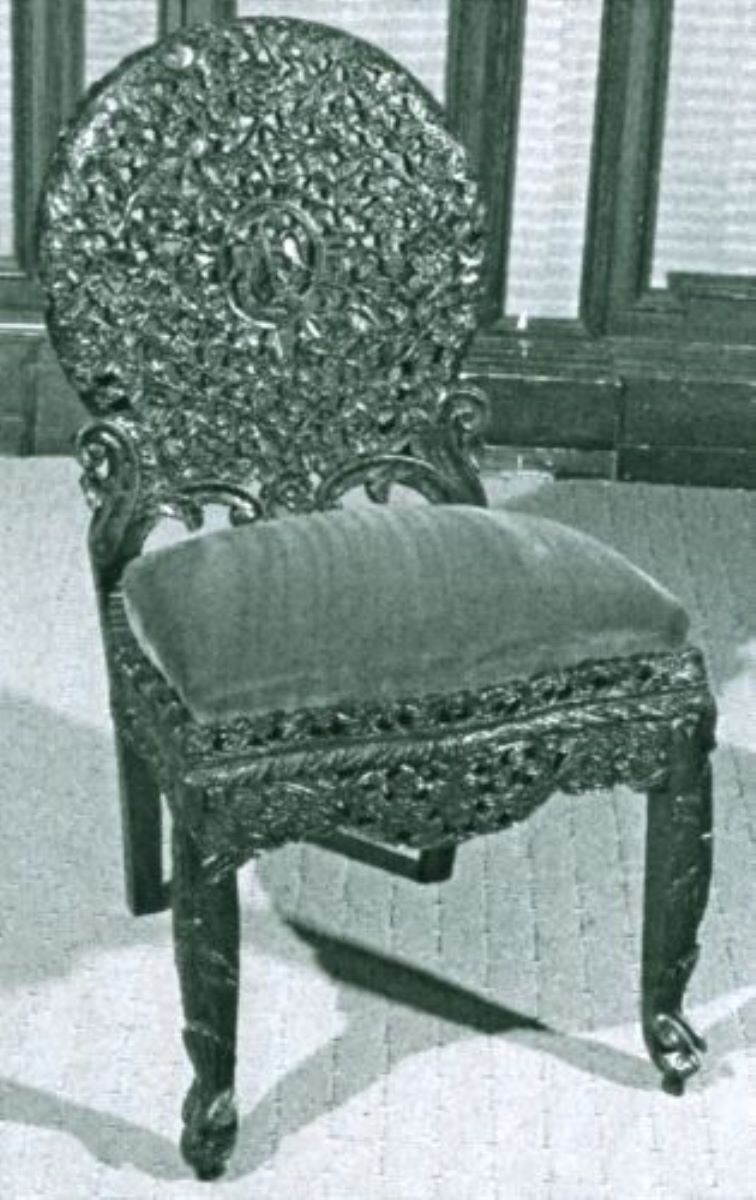 Scaun cu spătar oval