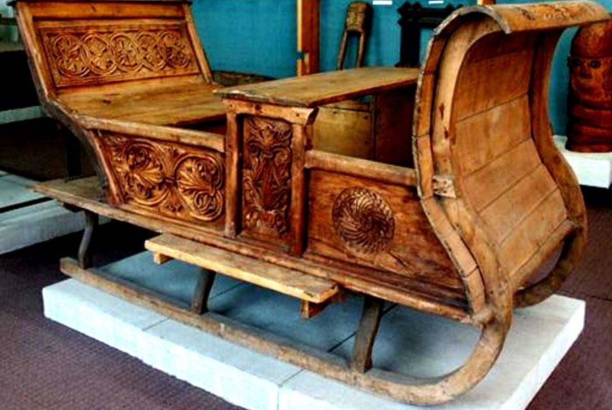 sanie cu spătar sculptat