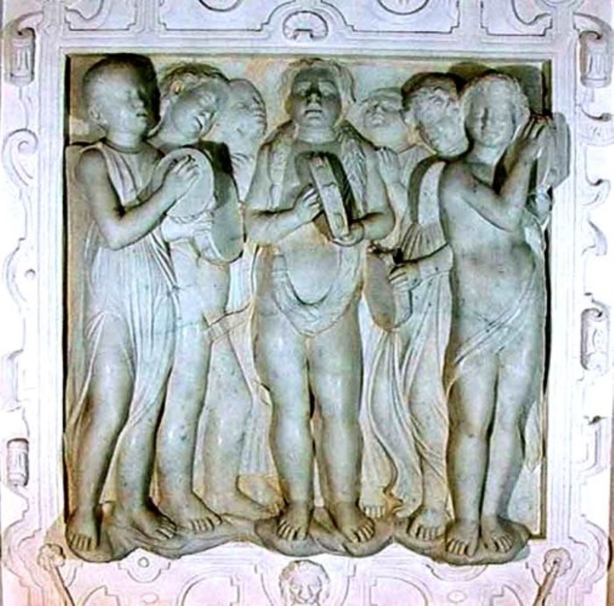 Putti cântând la tamburine