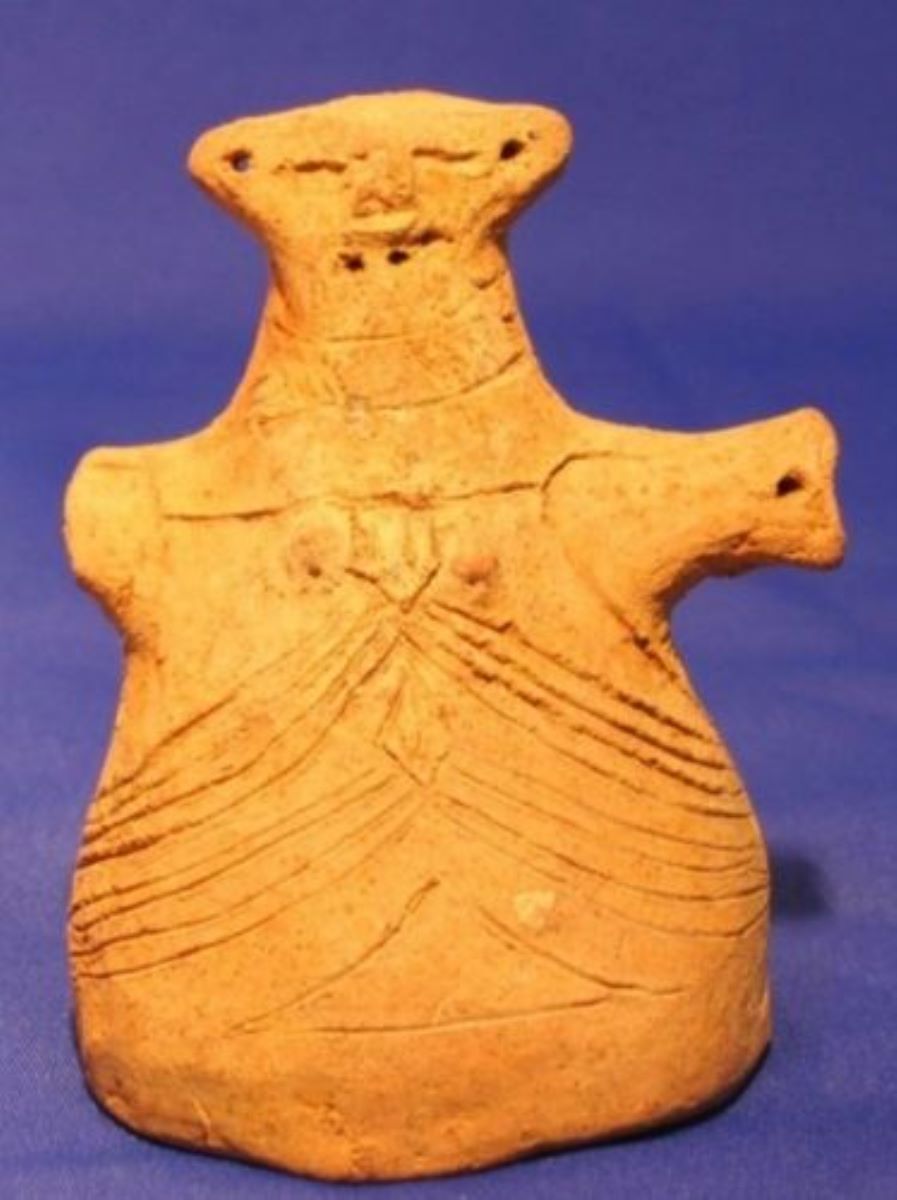 statuetă antropomorfă feminină cu partea inferioară tronconică