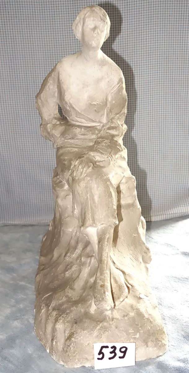 Claudia Millian șezând