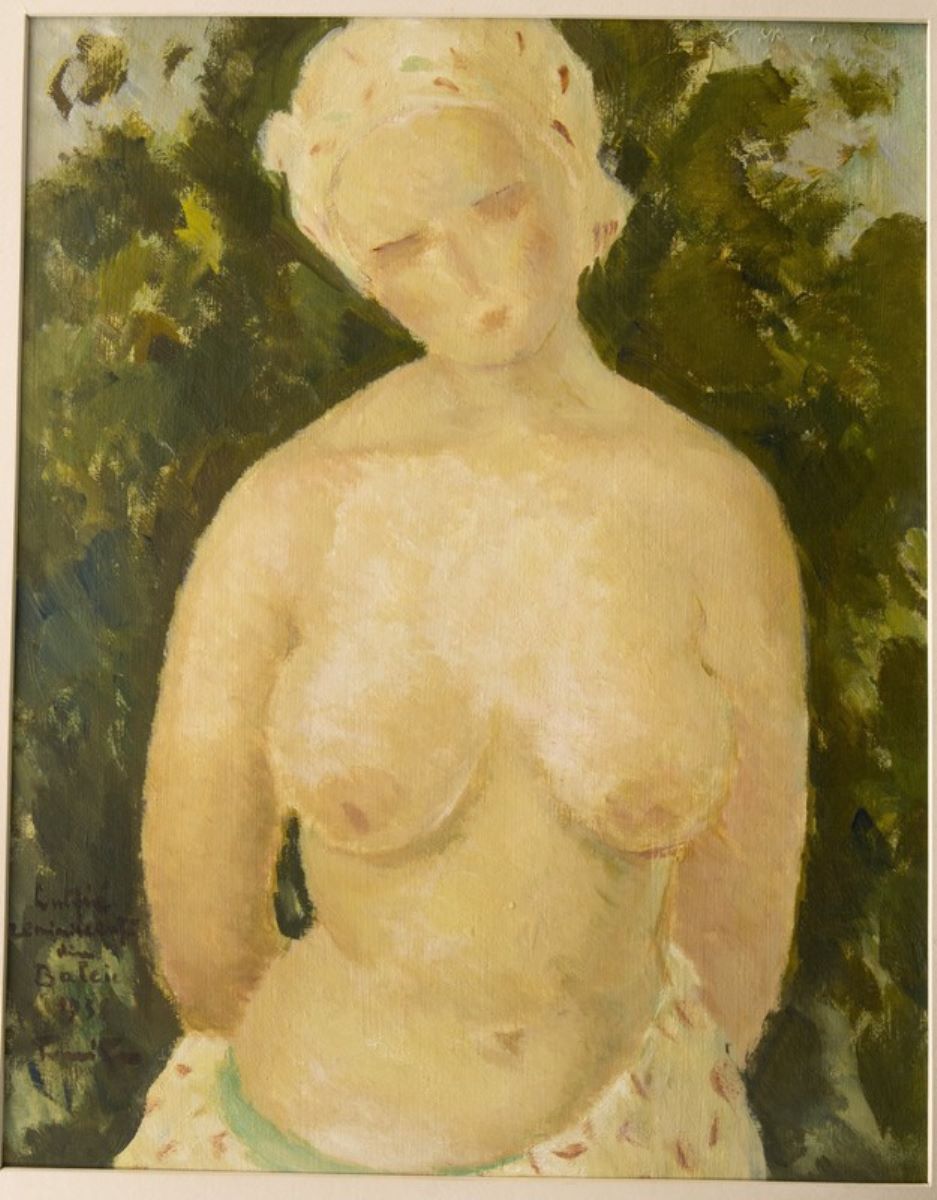 Nud pe fond verde