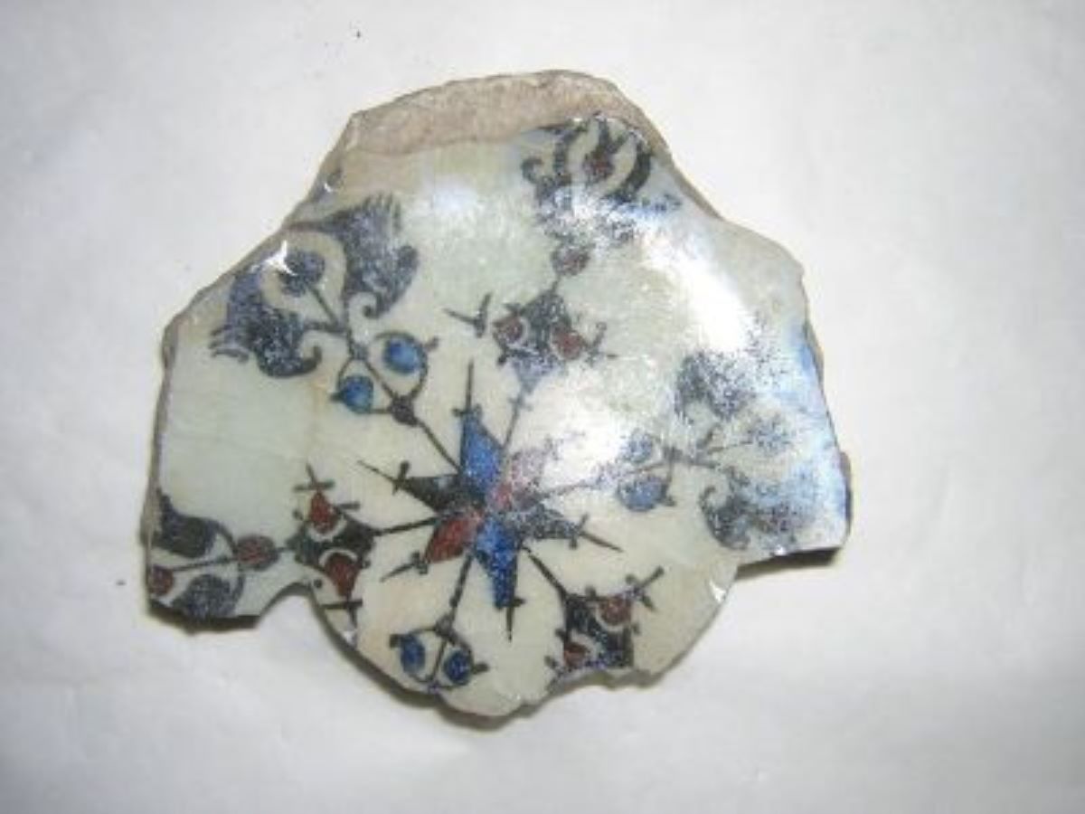Fragment de farfurie sau bol