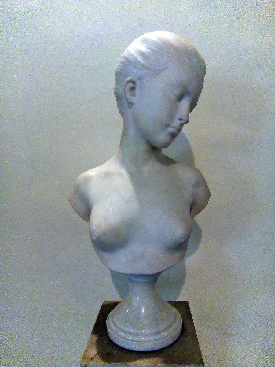 Bust de fată