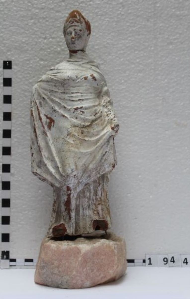 Statueta terracotta personaj feminin