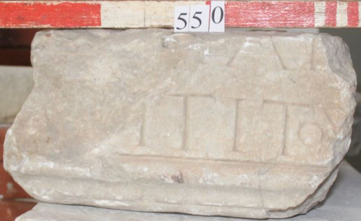 Fragment de arhitravă
