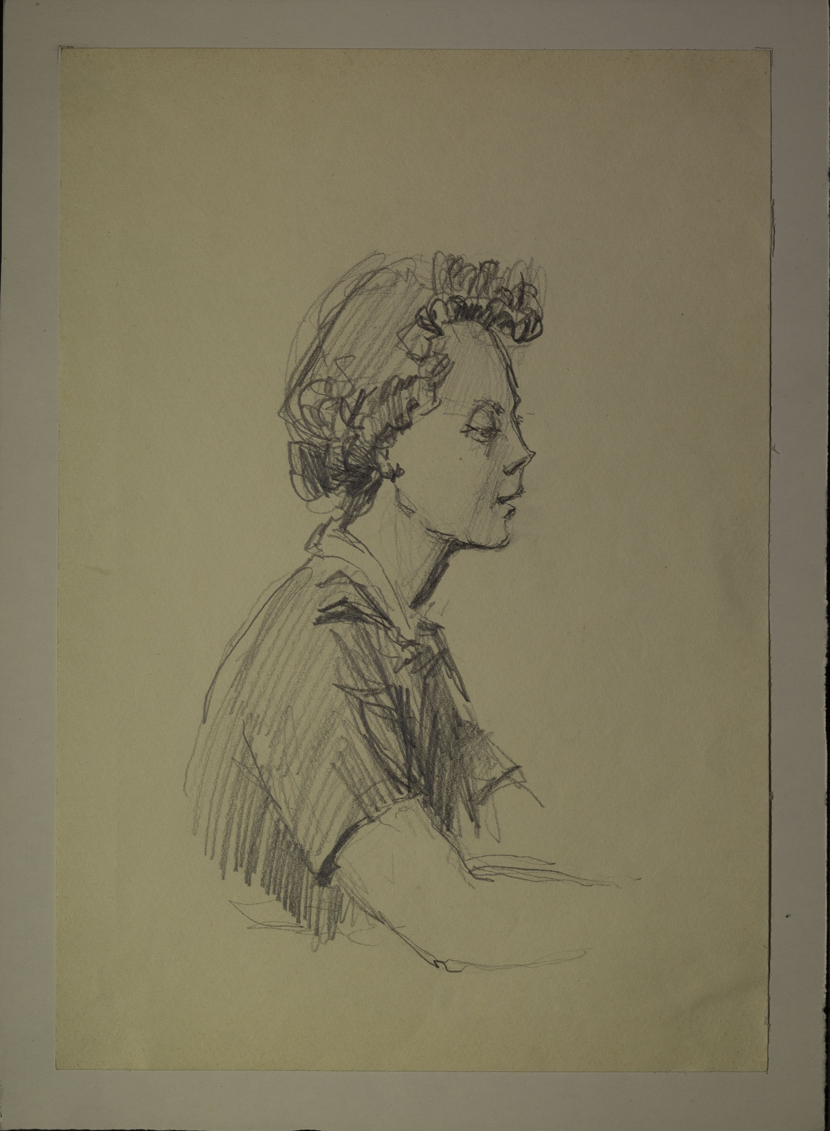 Portret al pianistei Monique de La Bruchollerie, din profil, redată până la bust. Monique de La Bruchollerie (1915 – 1972) a fost o pianistă franceză. A concertat în întreaga lume până când, în urma unui accident de mașină produs în timpul unui turneu în România, a pierdut uzul mâinilor (1966). Lucia Cosmescu (1916-1969) a fost pictoriță și grafician român, Născută în Galați, a făcut studii de pictură la Academia de Arte Frumoase din București.