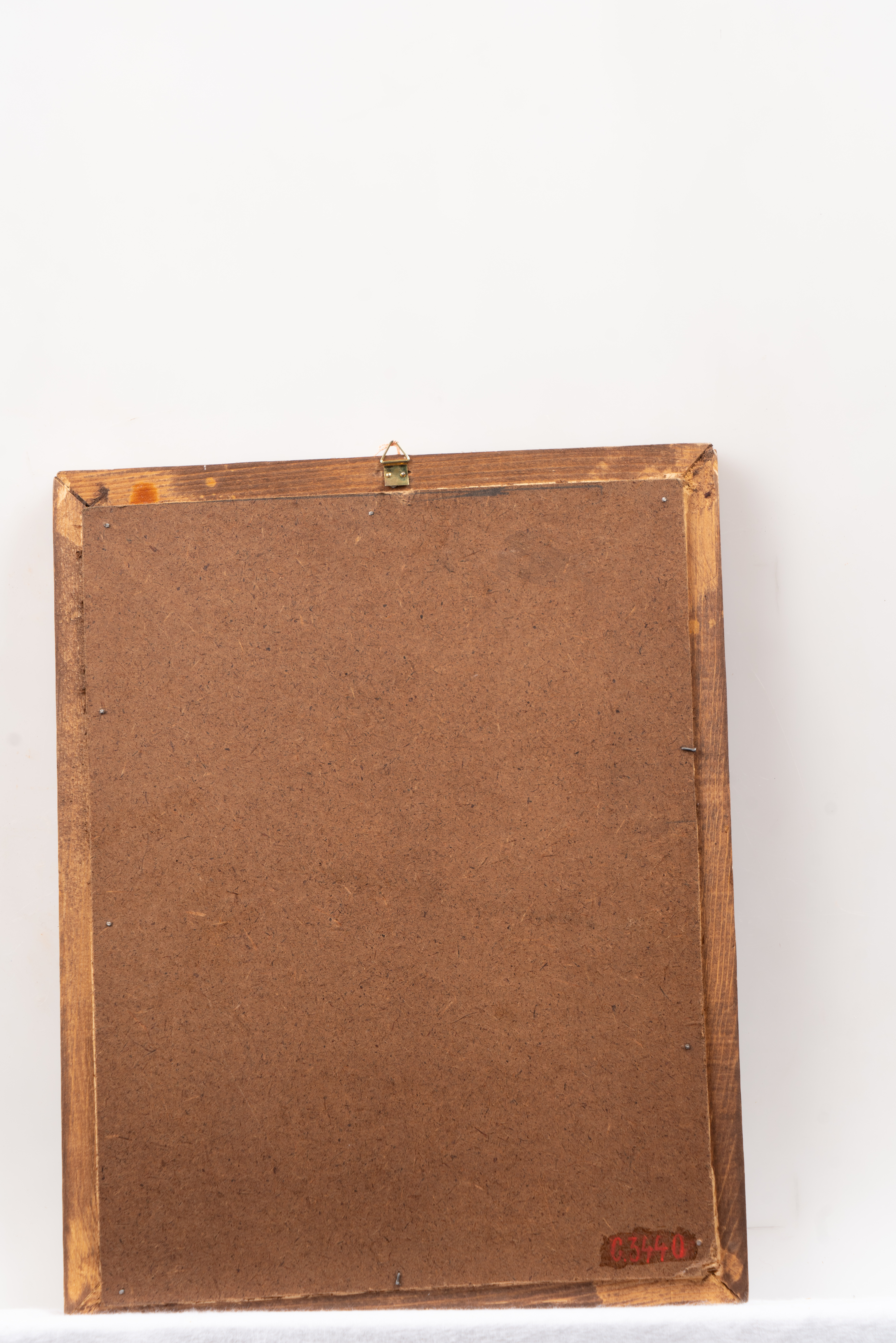 Icoană contemporană pictată după centrul Nicula. Pe un fundal albastru ceruleum, Sfîntul Nicolae, redat semiprifil, bust, poartă omofor verde, decorat cu cruci ,peste felonul oranj. Carnația este albă, cu umbre schematice gri.