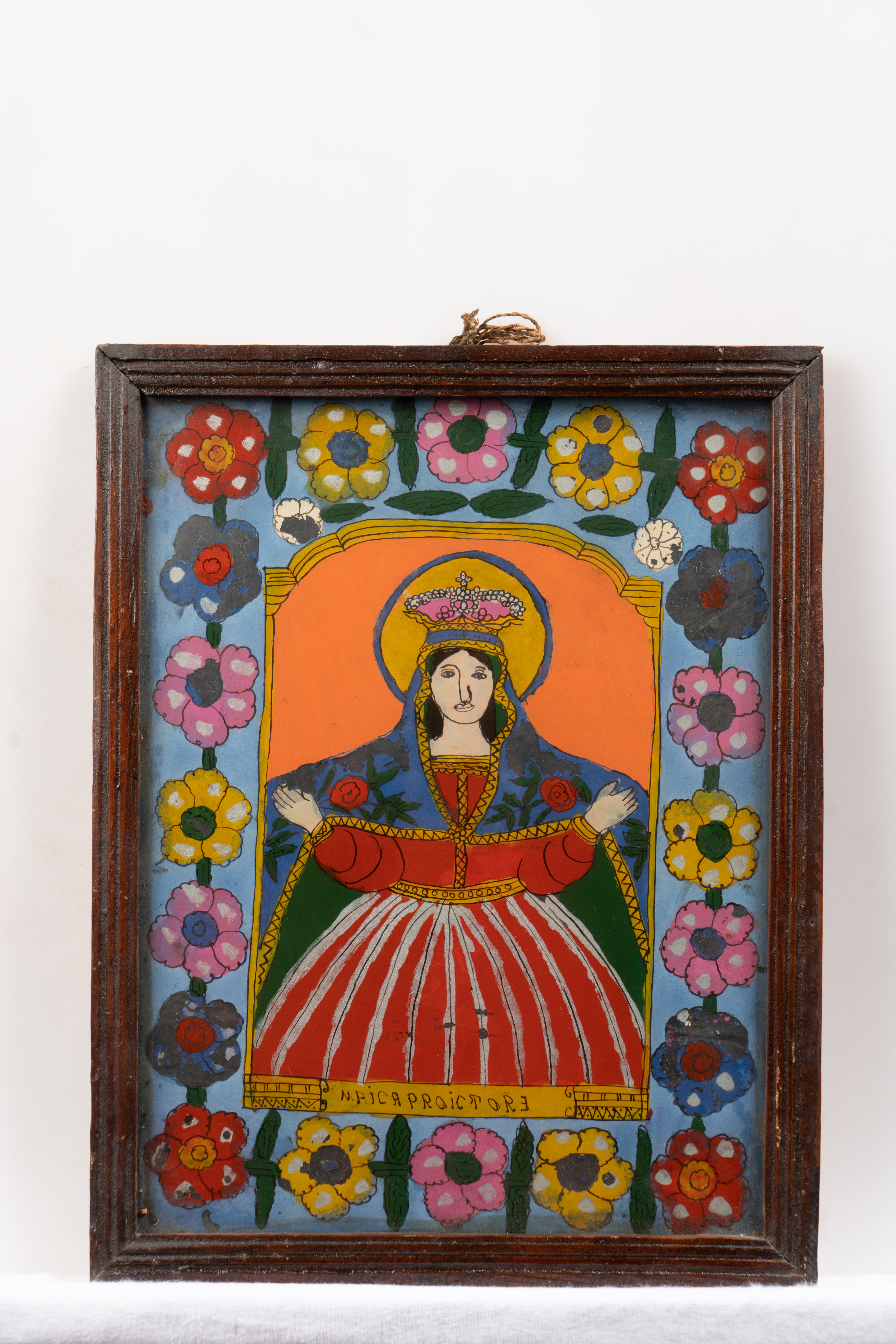 Pe un fundal oranj luminos este pictată Feciara Maria, Orantă. Este încadrată de un chenar cu flori multicolore. Stângăcia desenului și culorile violente sunt specifice centrului de pictură de la Mărgău.