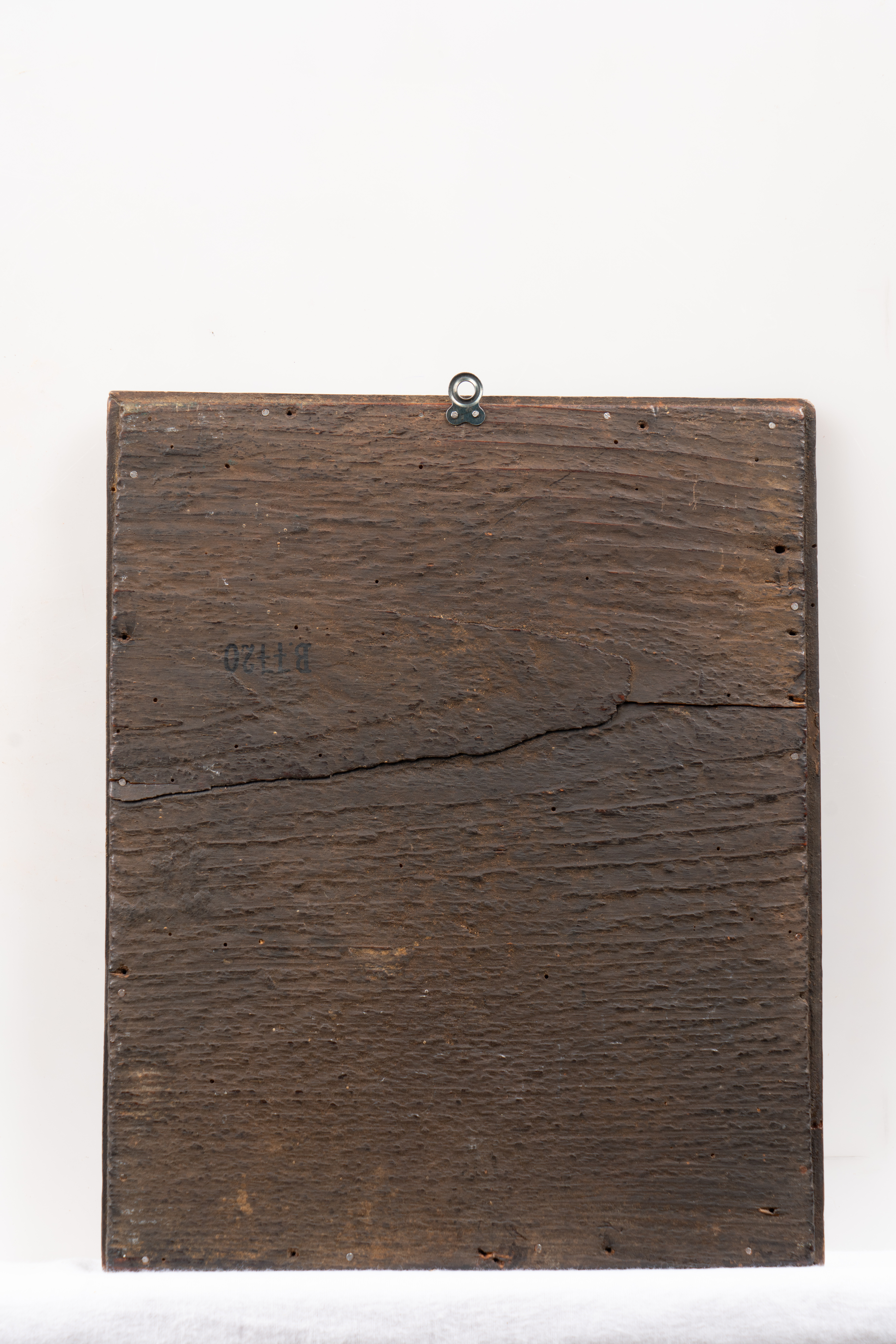 Iisus, răstignit pe o cruce roșie domină compoziția. Sub brațele Sale, sunt reprezentate, în semiprofil două personaje. Compoziția este sintetică, desenul naiv, ductul fluent, culorile vii, suprafețele plate. Carnația este albă, cu umbre schematice gri. Trandafirii și lalelele care decorază scena, nuanțele de albastru folosite, formează amprenta picturii pe sticlă de la Nicula, din perioada târzie. Rama, confecționată din esență rășinoasă este profilată și băițuită