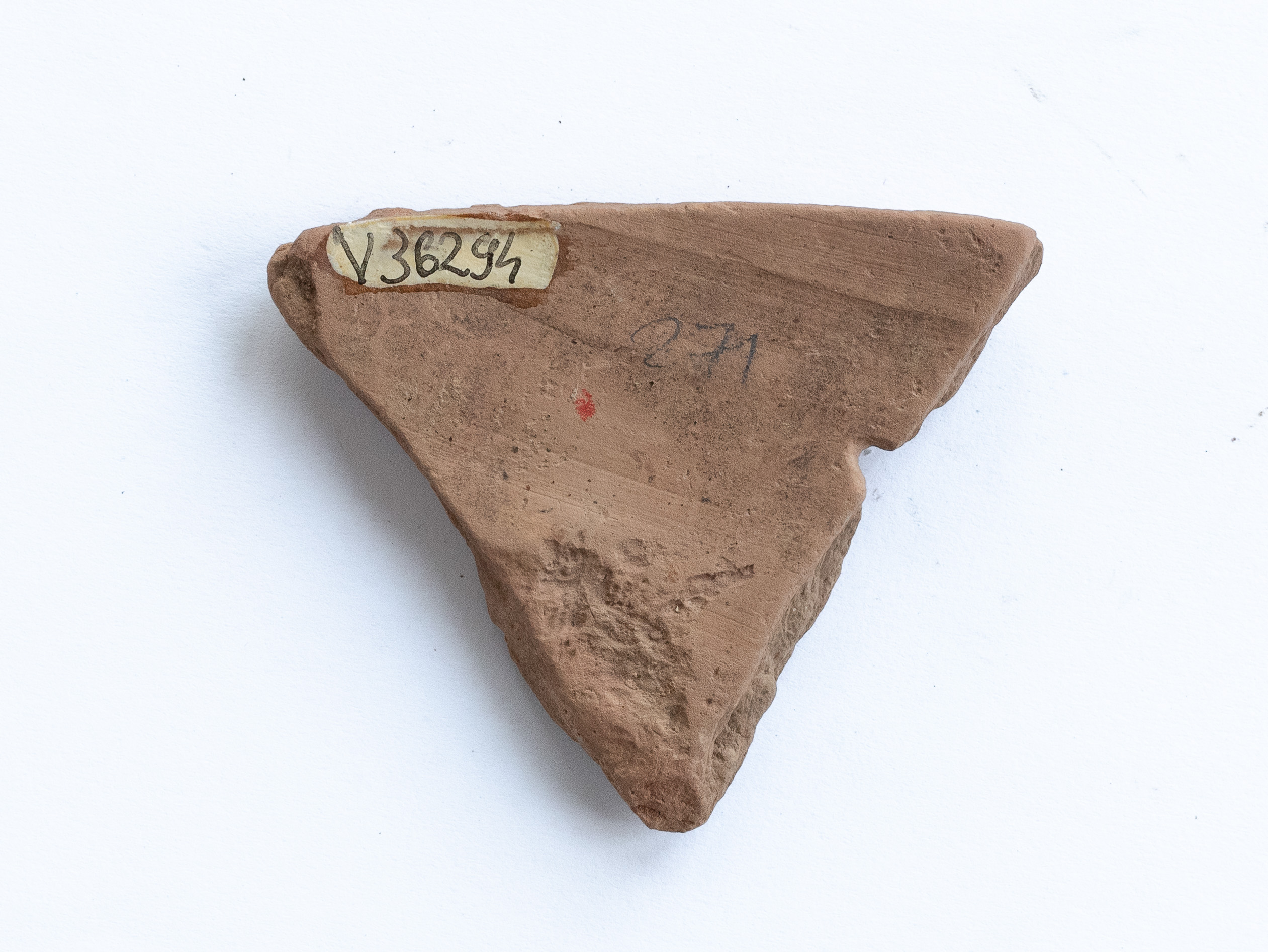 Fragmentul ceramic provine de la un vas decorat cu motive geometrice (cercuri dublate de puncte), realizate cu vopsea roșie pe angobă de culoare alb-gălbuie. Tehnica de realizare a fost inspirată de produsele elenistice (stilul Hadra). Motivul decorativ se înscrie în linia stilului figurativ specific ceramicii pictate din zona Sarmizegetusei Regia. Acest vas avea atât rol funcțional, cât și decorativ.