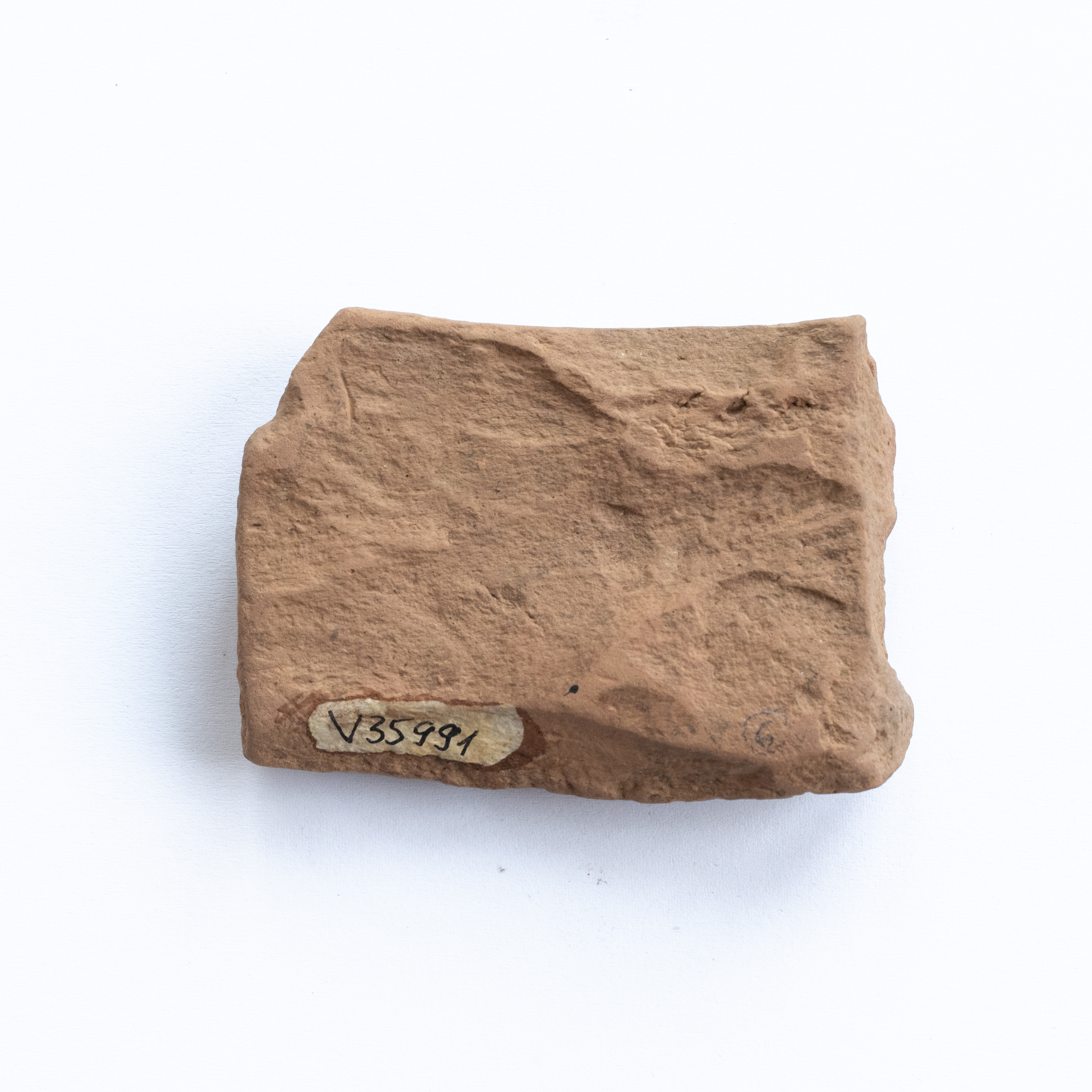 Fragment ceramic ornamentat cu motive vegetale, probabil, realizat cu vopsea roșie pe angobă de culoarea alb-gălbuie.Tehnica de realizare a fost inspirată de produsele elenistice (stilul Hadra). Motivul decorativ se înscrie în linia stilului figurativ specific ceramicii pictate din zona Sarmizegetusei Regia. Acest vas avea atât rol funcțional, cât și decorativ.