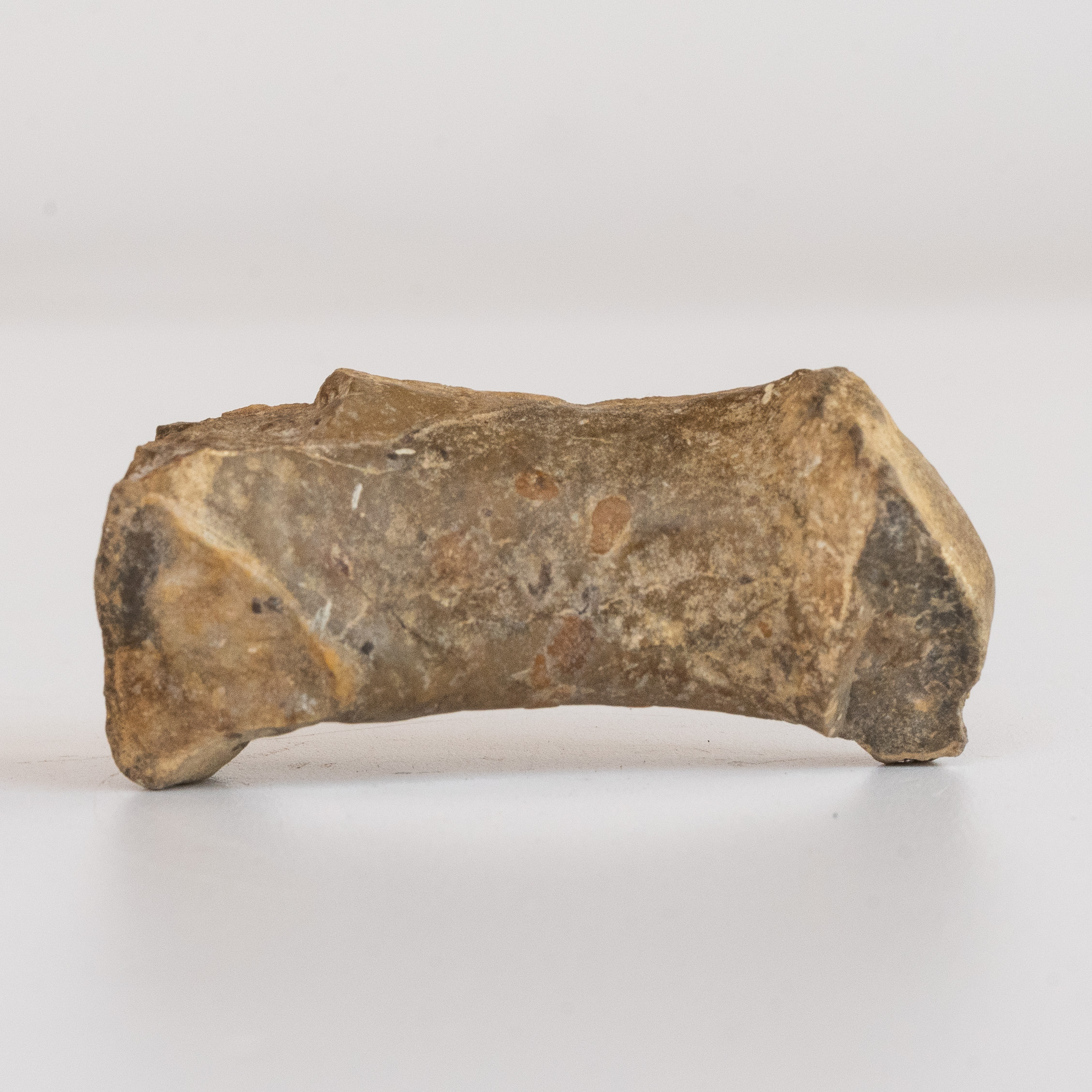 Fragment de figurină din alabastru.