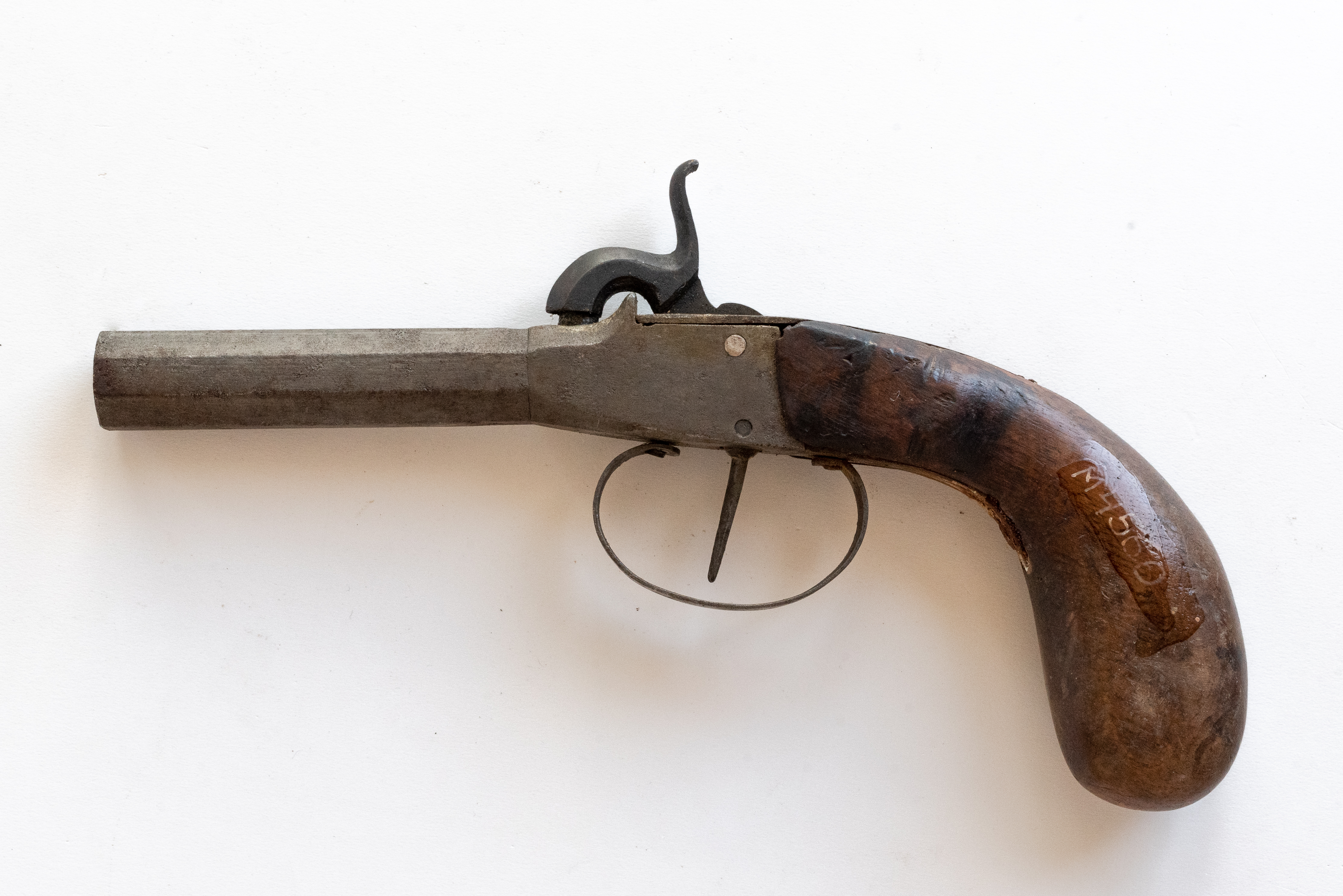 Pistol cu o țeavă lisă in interior si canelata cu muchii in exterior. Mecanism de dare a focului cu capsa.